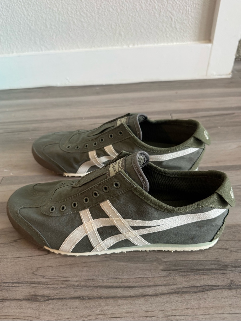 Onitsuka Tiger Unisex Slip-On Sneakers in Olive Green with White Stripes - Picture 4 of 8